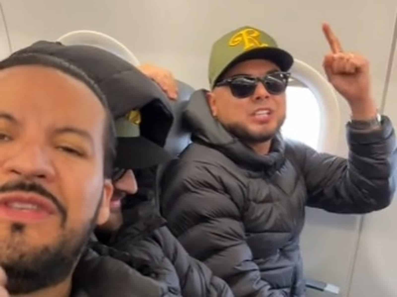 El Recodo puso ambiente durante un vuelo. | FOTO: Captura de pantalla.