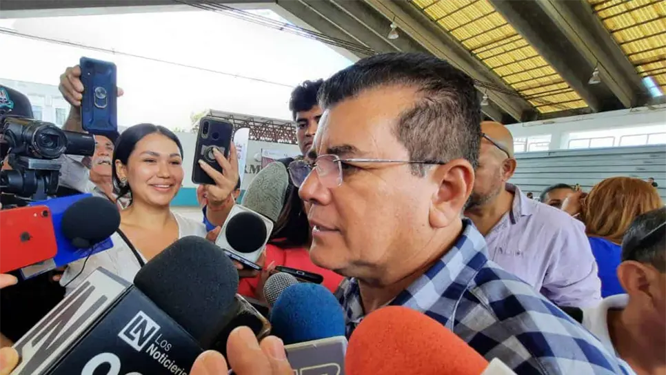 El Alcalde de Mazatlán compareciendo ante los medios. FOTO: Luz Noticias