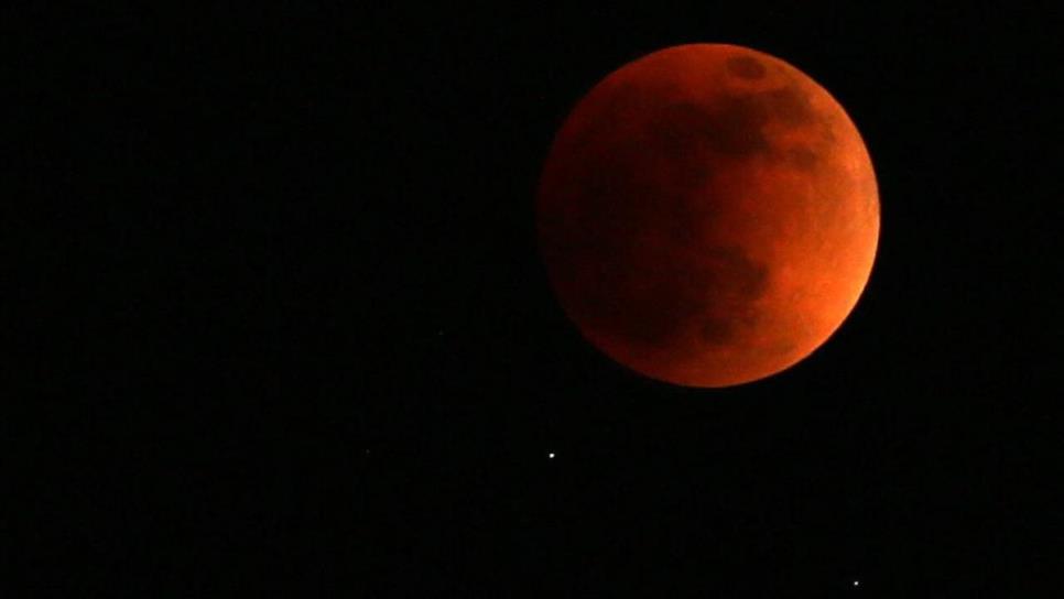Hoy, el eclipse lunar, conoce a qué hora se verá en México