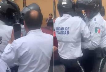 Hombre sometido por tránsitos circulaba en moto por la banqueta en Culiacán | VIDEO