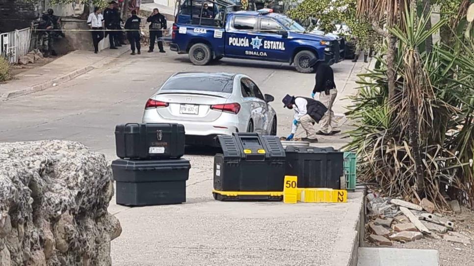 Encuentran a pareja asesinada en un Mercedes Benz en Culiacán