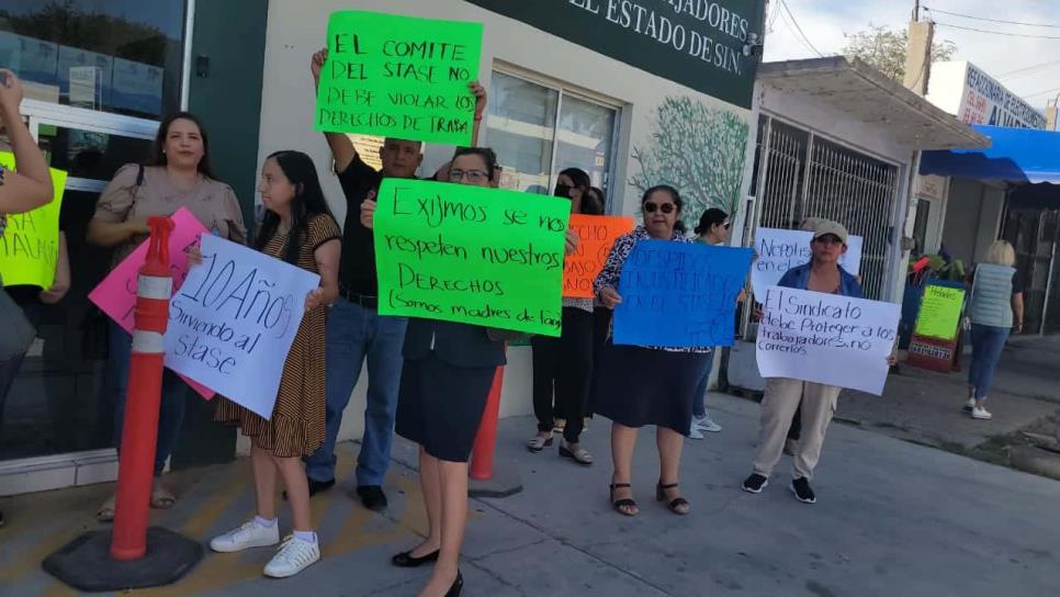 Despiden a maestras del Stase sin ninguna explicación; se manifiestan en Los Mochis