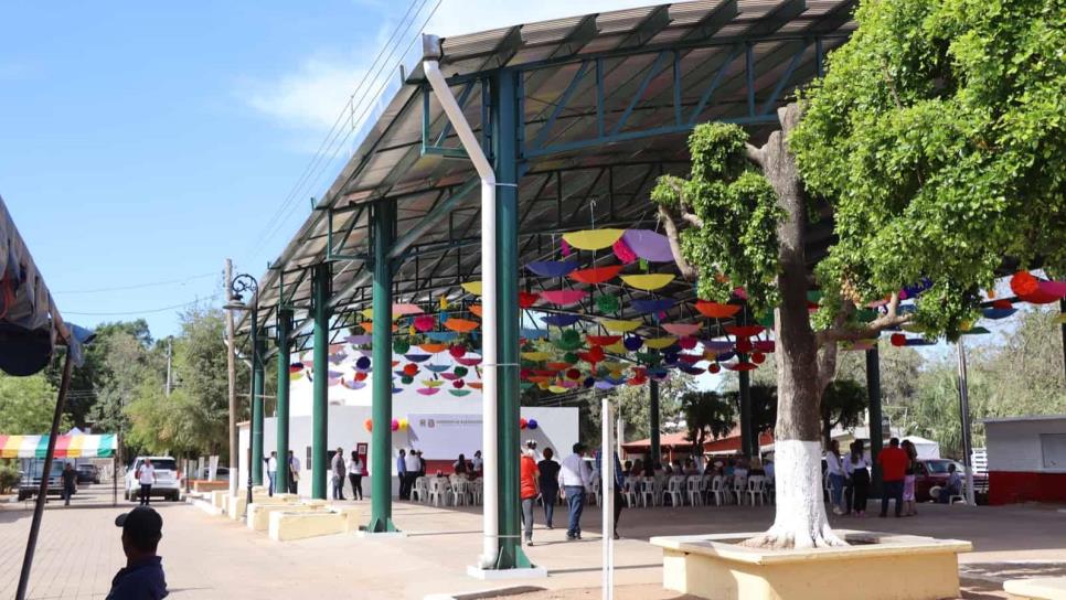Alcalde de Badiraguato entrega techumbre de usos múltiples en las Higueras