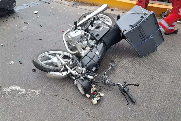 Motociclista viajaba en sentido contrario y termina  accidentado, en Culiacán Motociclista viajaba en sentido contrario y termina  accidentado, en Culiacán