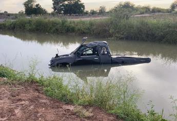 Hombre alcoholizado logra salir de su camioneta, luego de caer a canal en el Plan de San Luis, Ahome