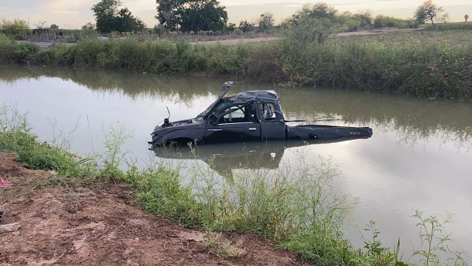 Hombre alcoholizado logra salir de su camioneta, luego de caer a canal en el Plan de San Luis, Ahome