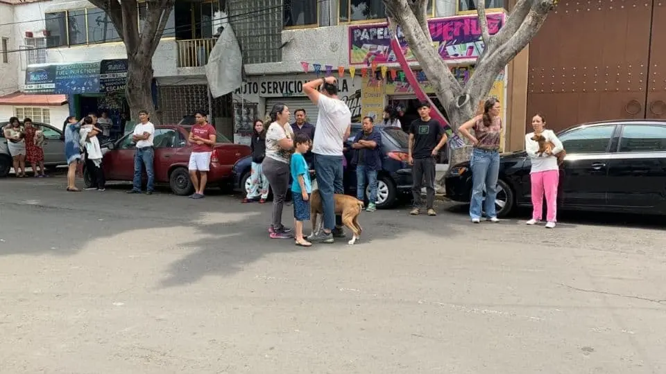 Alerta sísmica suena por error en la CDMX; la gente sale a las calles. | FOTO: El Heraldo.