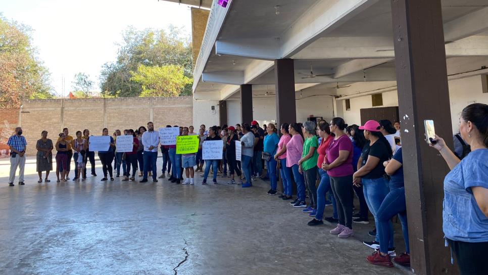Padres de familia de Villa Unión se manifiestan en exigencia de que se concluya con la construcción de la primaria Sixto Osuna