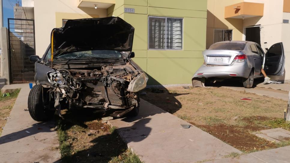 Abuelita choca en su vehículo contra la fachada de una casa en Los Mochis