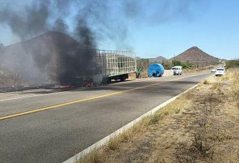Se incendia camioneta cargada con tinacos en los límites de Salvador Alvarado y Mocorito