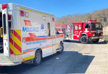 Vuelca camioneta con camarón en Urbivilla del Real en Mazatlán 