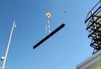 Pasean vigas gigantes en pleno malecón de Mazatlán 