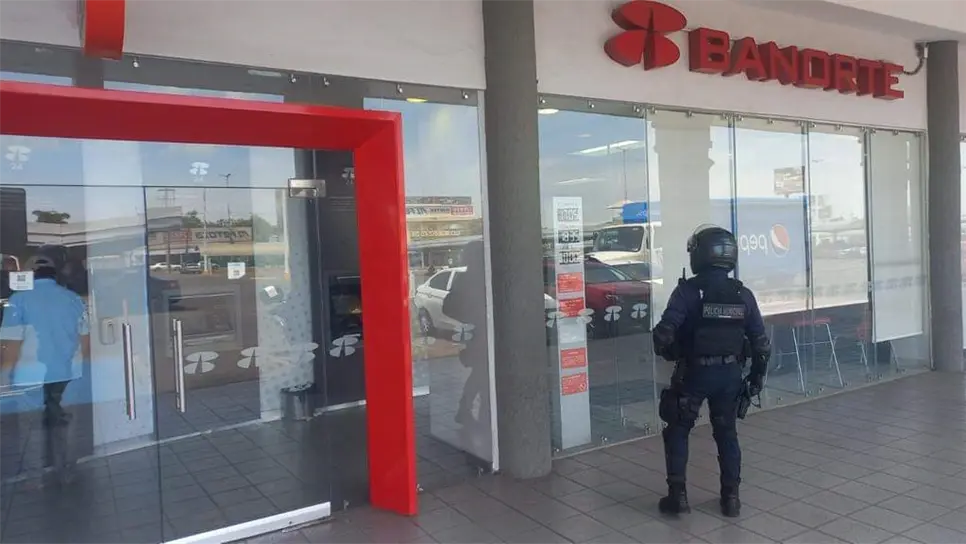 Un sujeto asaltó un banco aplena luz del día en Culiacán. | FOTO: Luis Ramírez.