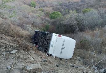 Se accidenta autobús con equipo de fútbol de niños. Hay un muerto. Iban hacia Mazatlán.