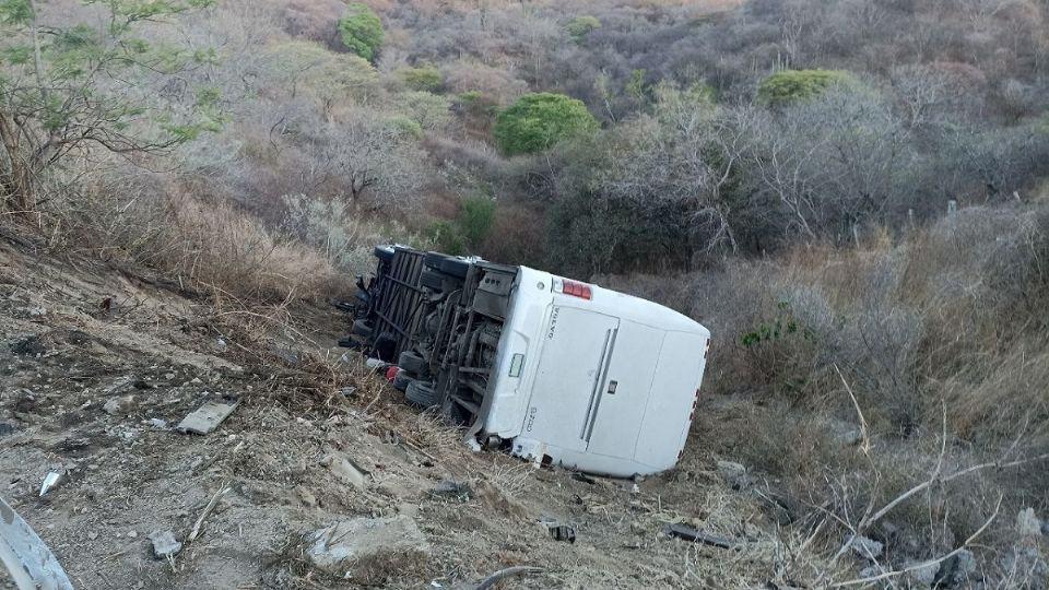 Se accidenta autobús con equipo de fútbol de niños. Hay un muerto. Iban hacia Mazatlán.