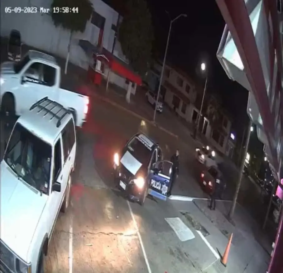 Policía huye y deja a su compañera en plena balacera de sicarios en florería de Los Mochis. | FOTO: Captura de pantalla.