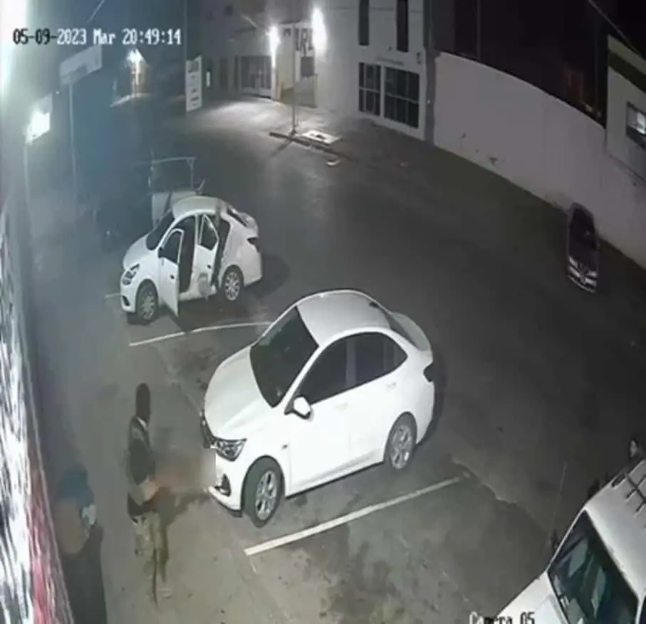 Así fue el momento exacto en que sicarios atacaron florería en Los Mochis. | FOTO: Captura de pantalla.