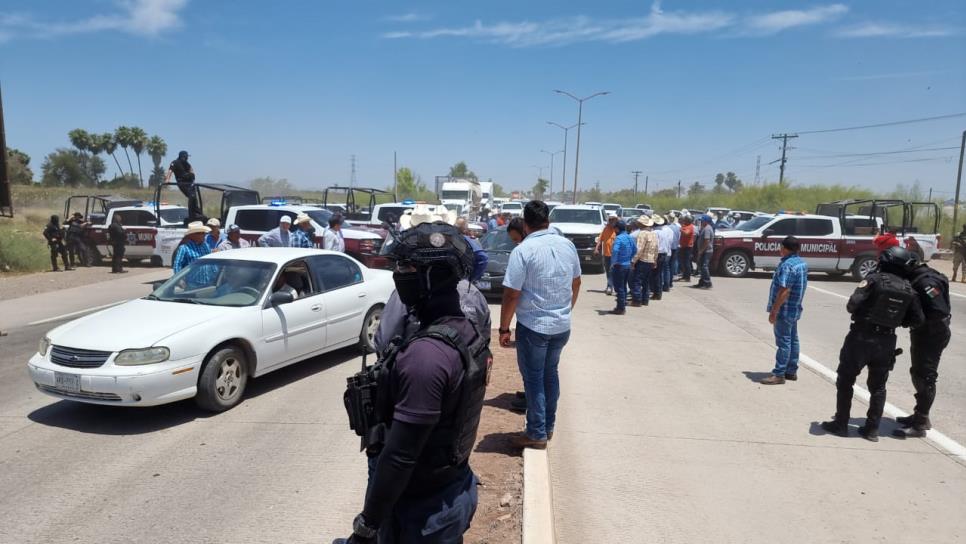 Productores abren paso entre operativo policiaco y apoyan manifestación en Topolobampo