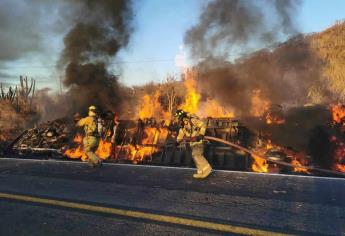 Arde tráiler con cartón en la México 15 tras volcar en Mazatlán