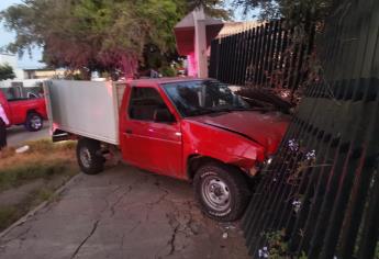 Le fallan los frenos y se impacta contra la reja de una casa en Los Mochis 