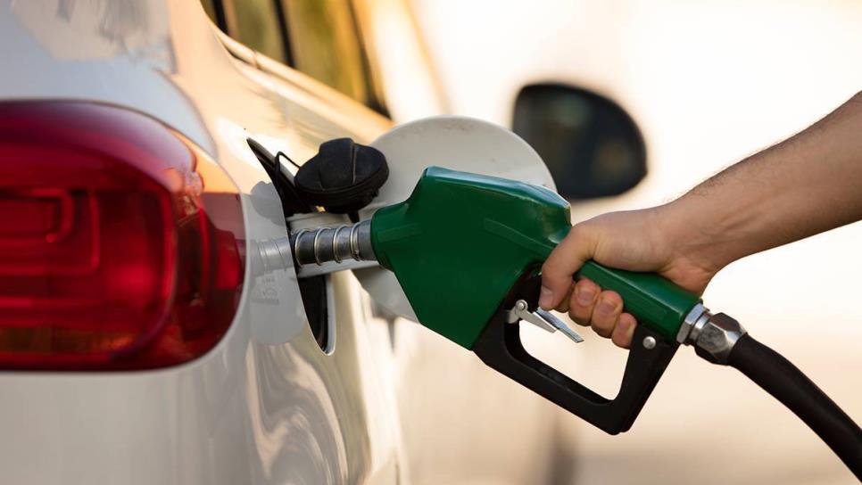 ¿Es necesario apagar tu auto cuando echas gasolina?