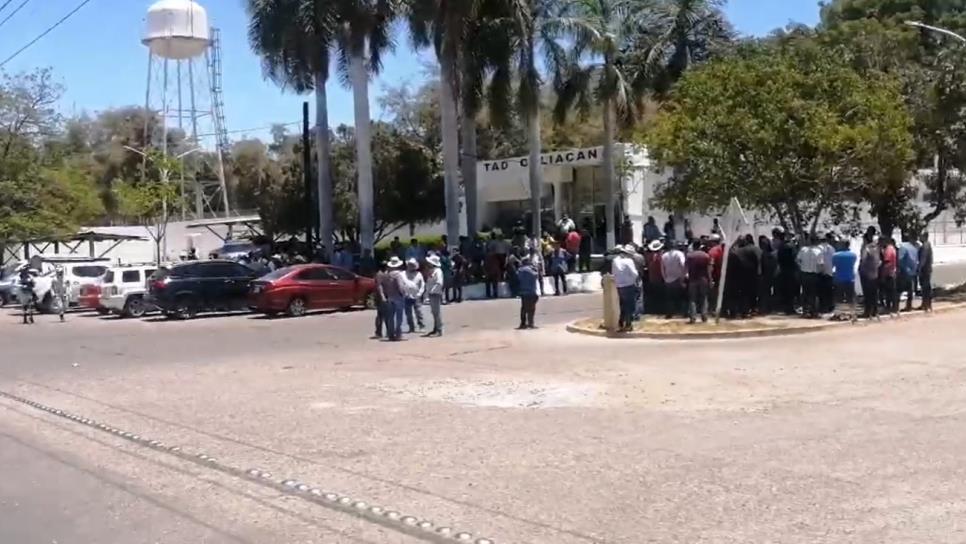 Productores agrícolas mueven patrulla de policía para tomar Pemex en Culiacán