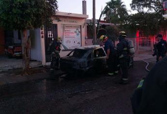 De forma intencional queman automóvil en Culiacán