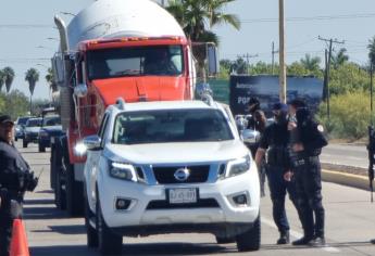 «¡Nos quieren matar de hambre!» En retén de policías en Mochis-Topolobampo regresan a productores con víveres