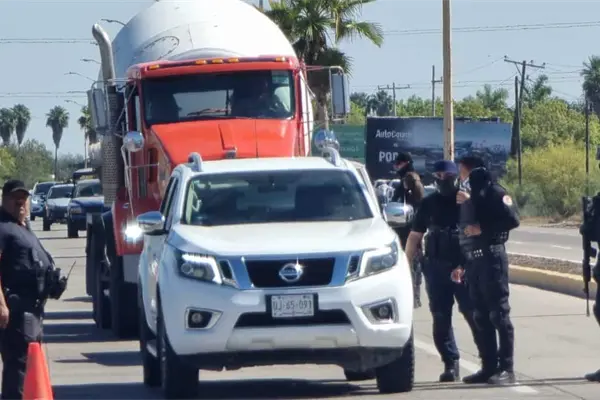 «¡Nos quieren matar de hambre!» En retén de policías en Mochis-Topolobampo regresan a productores con víveres
