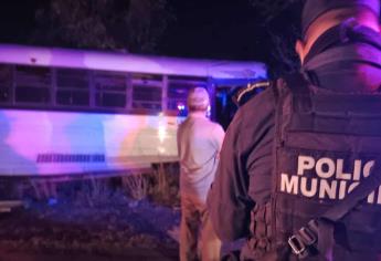 Encontronazo entre un sedán y un camión de transporte de personal en Culiacán deja cuatro heridos