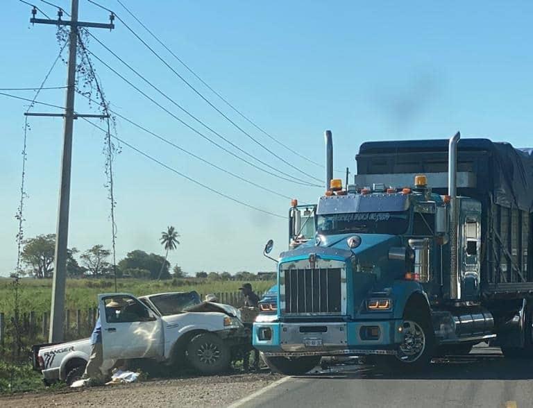 Camioneta choca contra tráiler y el conductor se salva de milagro en Escuinapa