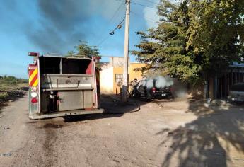 Vagoneta termina calcinada frente a un domicilio en Los Mochis, investigan si fue incendiada