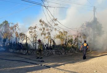 Casa termina reducida a cenizas tras incendio en Mazatlán