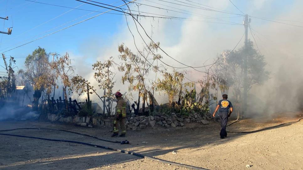 Casa termina reducida a cenizas tras incendio en Mazatlán