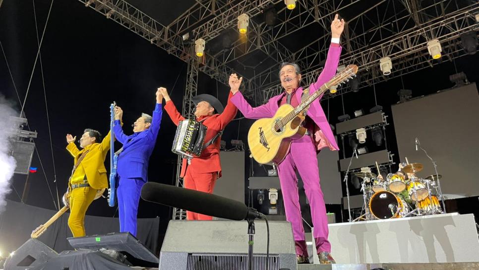 Miles de personas disfrutan del concierto de Los Tigres del Norte en Mazatlán