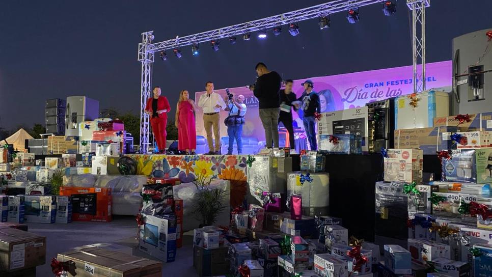 Con decenas de regalos, Ayuntamiento de Mazatlán celebra a las mamás