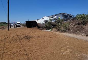 Vuelca tráiler cargado de alimentos por la México 15 en Los Mochis 