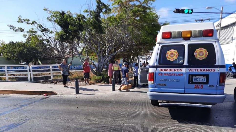 Choca contra un «carro fantasma» y quedan dos personas heridas; ocurrió en Mazatlán 