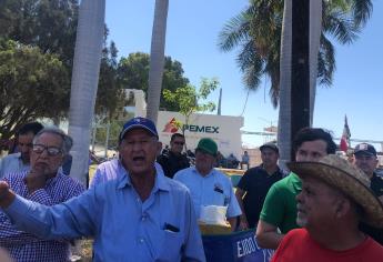 Productores agrícolas permanecerán con plantón en Pemex Culiacán