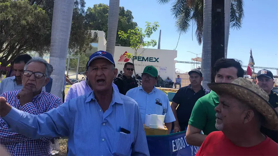 Productores agrícolas permanecerán con plantón en Pemex Culiacán