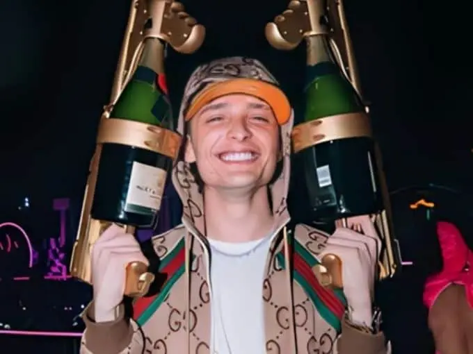 Peso Pluma es un «pecador» dice la Señora Católica, mientras canta alabanzas bélicas. | FOTO: Redes.