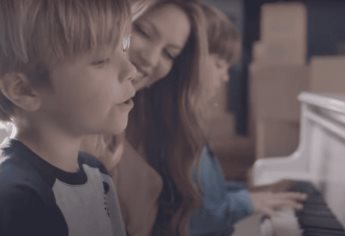 ¡Sus hijos cantan con ella! Shakira cautiva a todos con el video oficial de «Acróstico»