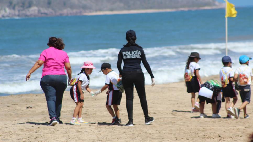 Niños ponen el ejemplo y recolectan basura en playas de Mazatlán