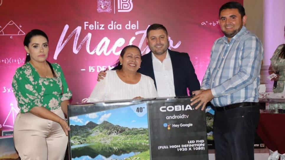 Alcalde de Badiraguato festeja a los maestros en su día