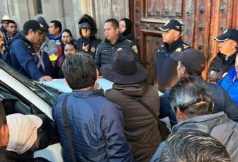 Maestros de la CNTE se plantan en Palacio Nacional; entre gritos, ingresan