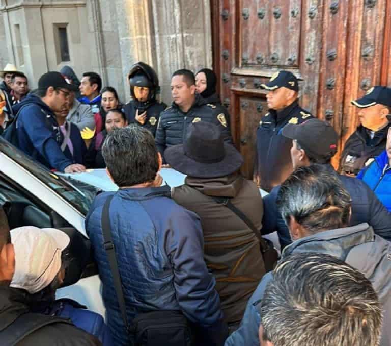 Maestros de la CNTE se plantan en Palacio Nacional. | FOTO: El Universal.