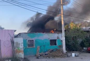 Arde casa en Villa Unión y una persona resulta herida 