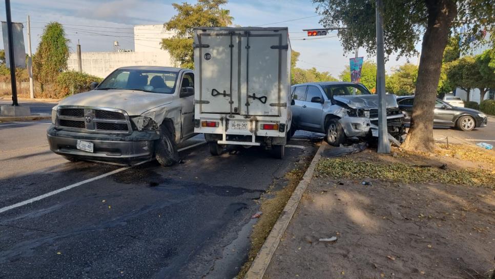 Carambola en el bulevar Zapata en Culiacán deja pérdidas materiales