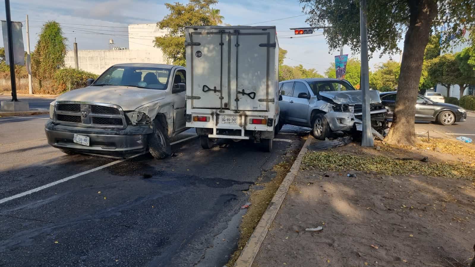 Carambola en el bulevar Zapata en Culiacán deja pérdidas materiales