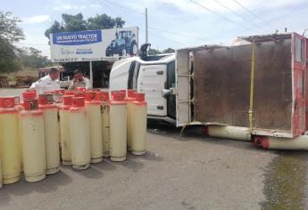 Vuelca camioneta que transportaba tanques de gas en Los Mochis